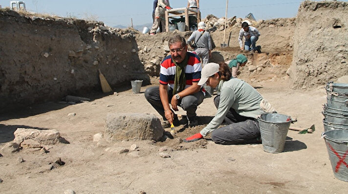 Amasya'ya 25 km uzaklıkta bulunan 24 Temmuz 2019 tarihinde başlayan Oluz Höyük arkeolojik kazılarının bu yıl 13. dönem çalışmaları devam ediyor. Çalışmalara 5 farklı üniversiteden 5 akademisyen, 3 arkeolog, 15 stajyer arkeoloji ve mimari restorasyon öğrencisi katıldı.  Kazı çalışmaları eylül başına kadar devam edecek. 13 dönemlik Oluz Höyük arkeolojik kazılarda yaklaşık 10 tane yerleşip belirlendi. Bu 10 yerleşimin hepsi üst üste bir höyük oluşumu içerisinde. Milattan önce 4 bin 500'lü yıllardan Anadolu genç kalkolatik çağlarından milattan önce 100 yıllarına kadar, Helenistlik yılların sonlarına kadar kesintisiz bir yerleşim görülüyor. 