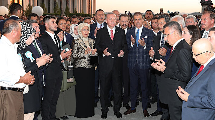 Cumhurbaşkanlığı Külliyesi'nin havuzlu bahçe olarak adlandırılan bölümündeki resepsiyona Cumhurbaşkanı Erdoğan, eşi Emine Erdoğan ile geldi.