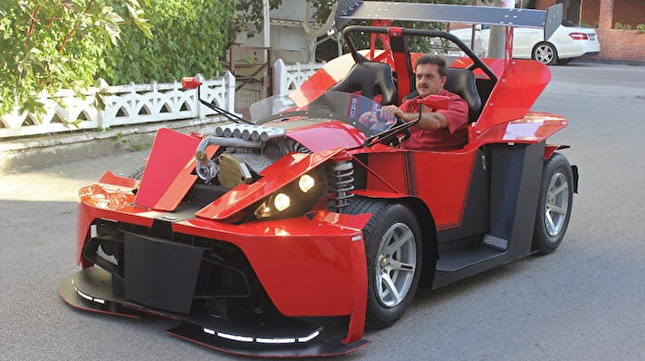 Yıllarca otomobil tamirciliği yapan ve 2000 yılında emekli olan Hakan Akgün, aynı zamanda eski bir otomobil yarışçısı. 