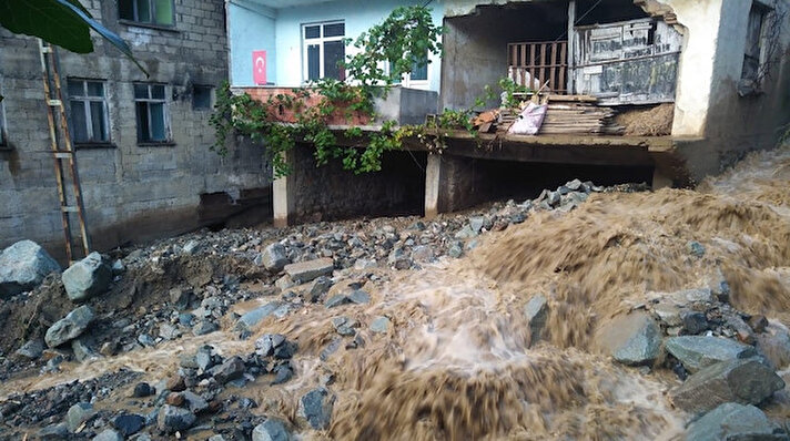Şiddetli yağış dün gece Araklı ilçesinde etkili oldu. Şiddetli yağışın ardından sel ve heyelanlar yaşanırken, ilçenin Çankaya-Dağbaşı mahallesinde evleri su bastı. 
