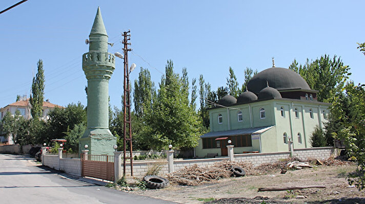 Suluova'nın Hacıbayram Mahallesi'nde 1968 yılında yapılan minare, mahallenin adını taşıyan caminin avlusunun sonunda bulunmasıyla dikkati çekiyor.