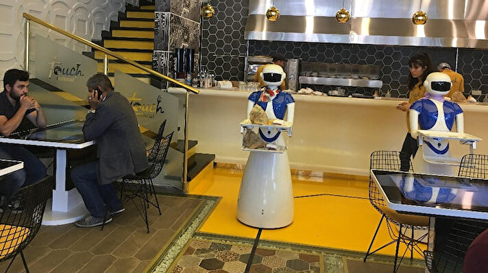 Ataköy’de yeni açılan bir restoranda robot garsonlar iş başı yaptı. Dünyada daha önce benzeri kullanılan robotlara Türkçe yazılım yüklenerek, İstanbul’da açılan restoranda kullanılmaya başlandı.