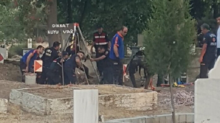 Efeler'de Ü.İ. isimli şahıs bir grupla birlikte Kızılcaköy Mezarlığı'nda bulunan yaklaşık 20 metre derinliğindeki kuyuda define olduğu yönünde bilgi aldı. 
