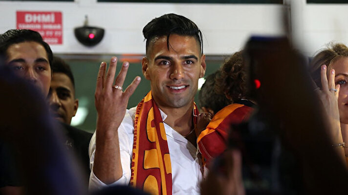 ​Galatasaray'da Radamel Falcao transferinin yankıları devam ederken Kolombiyalı futbolcunun sözleşmesine yönelik detaylar da gün yüzüne çıkmaya başladı.