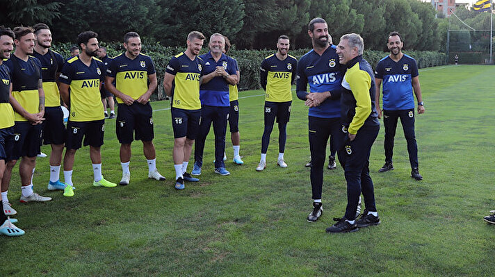17 yıldır Fenerbahçe kalesini koruyan Volkan Demirel, aktif futbolculuk kariyerini sonlandırdı ve sarı-lacivertli teknik ekibe dahil oldu.