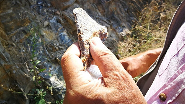 Türk bilim adamları, İznik'te büyük bir keşfe imza attı. Kaya parçalarında fosilleşmiş deniz canlılarına ait mikroorganizmalar tespit edildi. Bilim adamları, bölgenin 300 milyon yıl önce deniz ile kaplı olduğunu, bunun kaya parçalarındaki mikroorganizmalardan anlaşıldığını söyledi. 