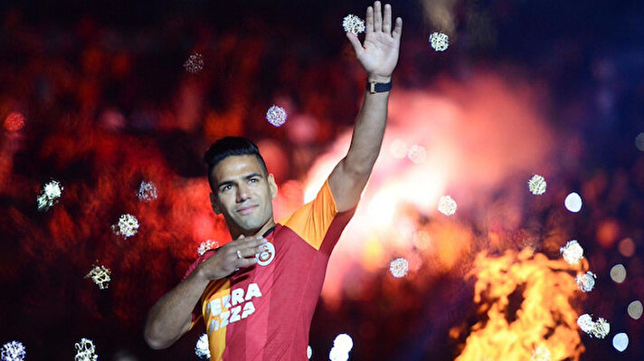​Galatasaray'ın Radamel Falcao'yu transfer etmesinin ardından sarı kırmızılılar dünya basınındaki yerini koruyor. Yıldız isim için yapılan görkemli karşılama töreni başka bir yıldız futbolcunun daha Galatasaray'a transferiyle ilgili gündem oluşturdu. 