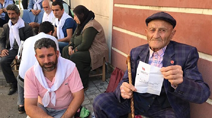 Diyarbakır HDP İl Başkanlığı binası önünde evlat nöbetini sürdüren ailelere 90 yaşındaki Resul Hazar da destek verdi. Hazar'ın Siirt Baykan’da 1986 yılında hamile gelini ve üç torunu terör örgütü PKK tarafından katledilmiş. 90 yaşına rağmen ailelere destek vermek amacıyla Diyarbakır'a geldiği öğrenildi.