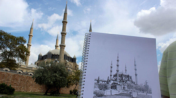 
Kara kalem çalışmalarıyla tanınan Ressam Tevfik Ayta (76), Osmanlı başkentlerinin abide eserlerinin kara kalem çizimleriyle dolu bir albüm oluşturmak istedi.