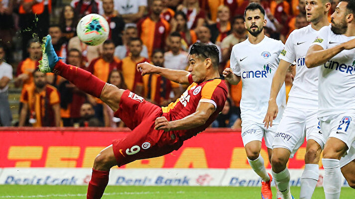 ​Galatasaray'ın Monaco'dan transfer ettiği Kolombiyalı yıldız Radamel Falcao, sarı kırmızılı forma ile çıktığı ilk maçta golle tanıştı. 33 yaşındaki futbolcu gol sevinciyle taraftarları mest etti.