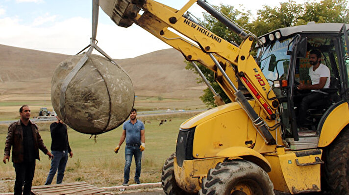 Erzurum'un Aziziye İlçesi Toprakkale Mahallesinde tünel açma çalışmaları sırasında belediye işçileri tonlarca ağırlığında olan 3 gülle buldu. Çalışmalar sırasında 2'si kırılan güllelerden birisi sağ ele geçirildi.
