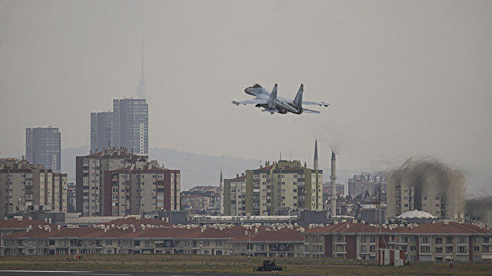 Atatürk Havalimanı'nda gerçekleştirilecek Teknofest'te sergilenmek Türkiye'ye gelen Rus Su-35 savaş uçağı, festival öncesi uçuş provası yaptı. Atatürk Havalimanı'nda bulunduğu hangar bölümünden taksi moduyla piste gelen Su-35, İstanbul semalarında uçuş gösterisi gerçekleştirdi.  