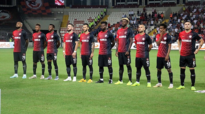 ​Beşiktaş'ın Gazişehir'e 3-2 mağlup olduğu karşılaşmadan sonra ev sahibi ekibin kural hatası yaptığı ve kırmızı kart cezalısı bir futbolcuyu oynattığı iddia edilmişti. Konuyla ilgili ses getiren bir iddia gündeme geldi.