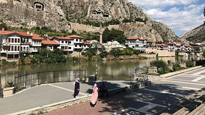 İki devasa kayanın arasında kıvrıla kıvrıla akan Yeşilırmak'ın şekline bürünen Amasya, Osmanlı Devleti'ne şehzadeler ve padişahlar yetiştirdiği gibi Milli Mücadele'nin başladığı şehir olarak da öne çıkıyor.  