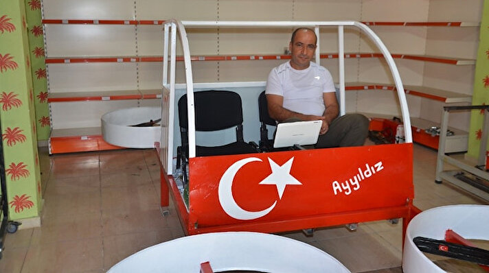45 yaşındaki Burhan Canpolat, çocukluk hayali olan uçan arabayı yapmak için sağdan soldan topladığı parçalarla iki kişilik araba yapmayı başardı.