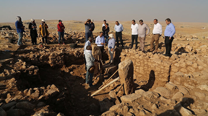 Şu ana kadar bilinen dünyanın en eski tapınak alanı olan ve tarihin sıfır noktası olarak nitelendirilen Şanlıurfa’da bulunan (UNESCO) Dünya Mirası Geçici Listesi’ndeki Göbeklitepe’deki T tipi dikili taşlarla benzerlik gösteren Eyyübiye Belediyesi sınırlarında yer alan Harbetsuvan Tepe’de kazı çalışmaları başladı. Eyyübiye Belediye Başkanı Mehmet Kuş, 2014'te keşfedilen, Suriye sınır hattına yakın ve ilçeye 55 kilometre mesafedeki Harbetsuvan Tepesi'nde yürütülen kazı çalışmalarını inceledi. Beraberinde Belediye Başkan Yardımcısı Hüseyin Aslıhan, belediye meclis üyeleri, birim amirleri ve teknik ekiple kazı ekibinden çalışmalar hakkında bilgi alan Kuş, Göbeklitepe'dekilere benzer eserlere rastlanan Harbetsuvan Tepesi'nde kazı faaliyetlerine destek vereceklerini belirtti.
