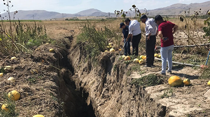 Afyonkarahisar'ın Dinar ilçesindeki tarım arazisinde, yaklaşık 1 kilometre uzunluğunda ve yer yer 5 metre derinliğinde yarık oluşması üzerine bölgede inceleme başlatıldı.