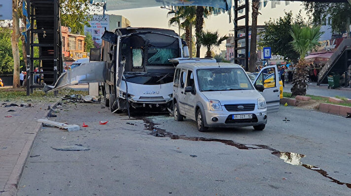 Merkez Yüreğir ilçesi, Selahattin Eyyübi Mahallesi'nde Kozan yolu üzerinde bugün saat 07.20'de, Çevik Kuvvet polislerini taşıyan zırhlı servis midibüsünün geçişi sırasında, patlama meydana geldi.