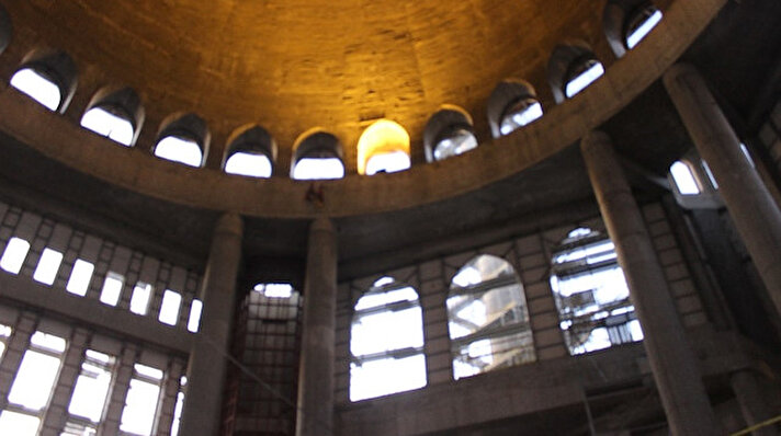 Taksim Camii’nin inşaatına İstanbul 2 Numaralı Kültür Varlıkları Koruma Kurulu’nun onay vermesinin ardından Vakıflar Bölge Müdürlüğü’ne ait arazide 17 Şubat 2017’de başlanmıştı. Mimarlığını Cumhurbaşkanlığı Külliyesi’nin mimarı Şefik Birkiye ile Selim Dalaman’ın yaptığı caminin içi ilk kez görüntülendi. Görüntülerde caminin içine ince işçiliği öncesi mermer gibi birçok malzemenin getirildiği görüldü.