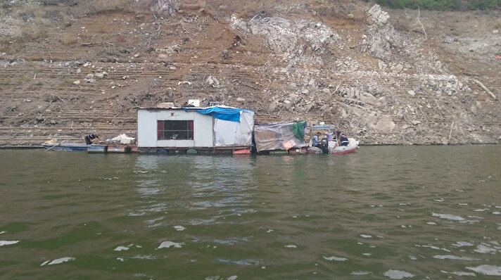 Bursa'nın Orhaneli ilçesinde bulunan Çınarcık Barajı kenarında devriye gezen jandarma ekipleri, demir varillerin üzerine kurulu yüzen 3 adet ahşap evi gördü.