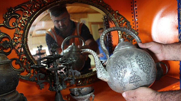 Uşak'ta yaşayan 61 yaşındaki Hüseyin Doğan, yaklaşık 30 yıl boyunca hurdacılık yaptı. Hurdacılık yaptığı sıra bulduğu tarihi eser niteliği taşıyan eşyaları uzun yıllar biriktirmeye başlayarak antika koleksiyonu oluşturdu. 