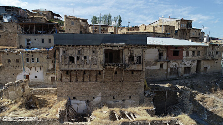 Divriği ilçe merkezine 20 kilometre uzaklıkta bulunan eski adı 'Tuğut' olan Çiğdemli köyü, bir dönem Erzincan'ı Malatya'ya bağlayan eski yol üzerinde yer alıyor. 