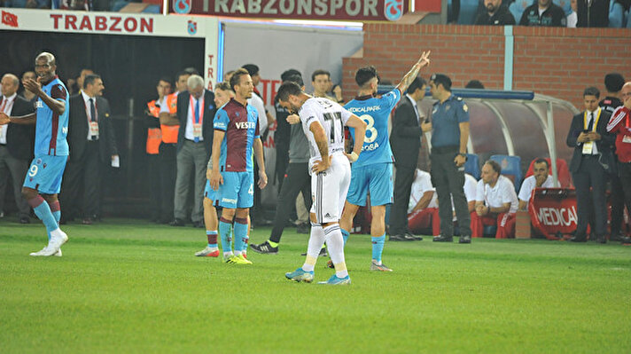 Beşiktaş'ın Trabzonspor ile oynadığı karşılaşmada siyah beyazlı taraftarlar takımlarının sergilediği performansa tepki gösterdi. Beşiktaş'ın eski futbolcuları ve kamuoyundan da eleştiri mesajları atıldı.