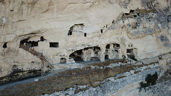 Tunceli'nin Çemişgezek ilçesinde halk arasında "Derviş Hücreleri" ve "İn Delikleri" olarak bilinen kaya odalar, ziyaretçilerden büyük ilgi görüyor.

