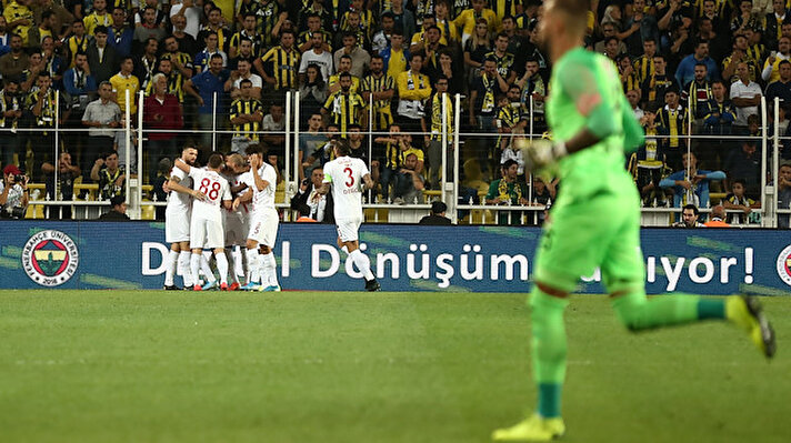 ​Fenerbahçe'nin Antalyaspor ile oynadığı Süper Lig maçında yediği gol sarı lacivertli taraftarlar tarafından eleştiri konusu oldu. Savunma hattındaki futbolcuların Ufuk Akyol'un önünü açması sonucunda kalesinde golü gören Fenerbahçe'de bir isme tepki mesajları atıldı.