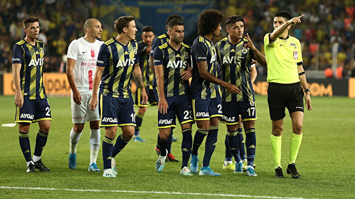 ​Fenerbahçe-Antalyaspor maçında yaşanan el pozisyonu gecenin en çok konuşulan ve tartışılan konusu oldu. Peki bu pozisyonda Yaşar Kemal Uğurlu'nun devam kararı vermesi doğru muydu?