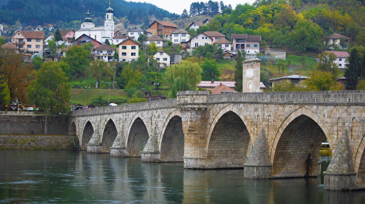 Bosna Hersek'teki Sokollu Mehmed Paşa ya da diğer adıyla Drina Köprüsü bugün de tüm ihtişamıyla ayakta durmaya devam ediyor. 