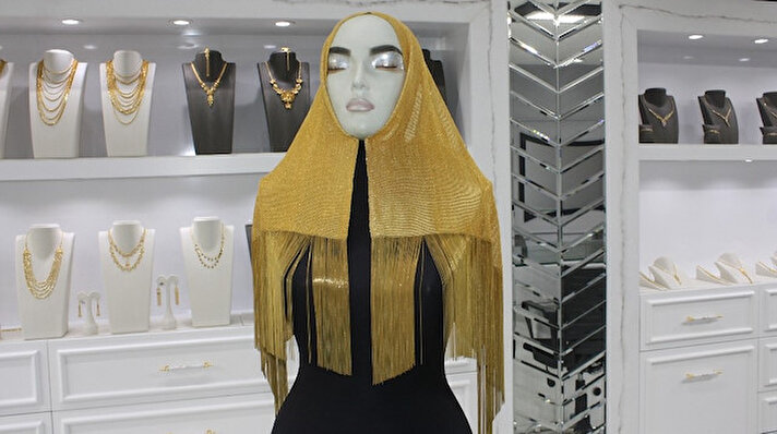 Batmanlı kuyumcu Mehmet Tikiz, Dubai’den vitrini için getirttiği altın şal kadınlardan yoğun ilgi gördü.