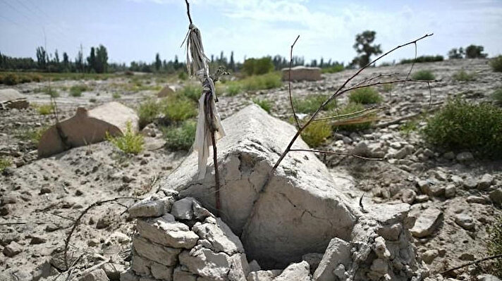 Çin'in Doğu Türkistan'da Uygur Tükrleri'ne ait mezarlıkları yıktığı, boşalan arazileri ise otopark veya oyun parkına dönüştürdüğü ortaya çıktı.