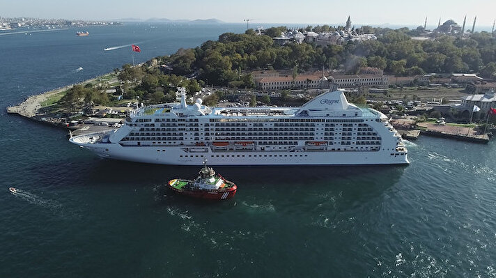 İtalya'dan yola çıkan Bahama Adaları Bandralı ultra lüks Seven Seas Voyager kruvaziyer gemisinde 462 mürettebat ve farklı ülkelerden 672 yolcu bulunuyor. 