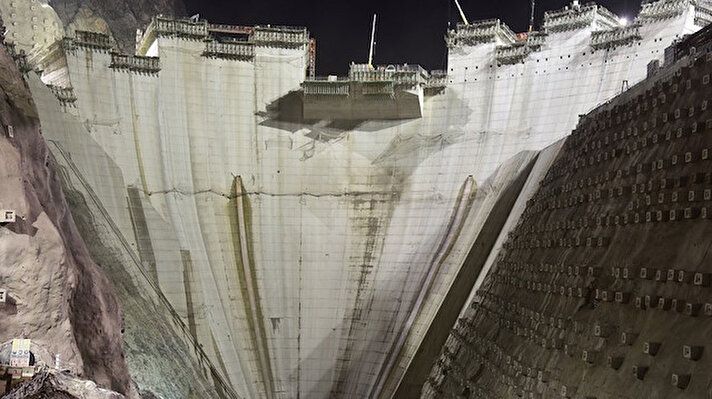 Yusufeli Barajı’nda geçen yıl başlayan gövde beton döküm işleri devam ediyor. Toplam 4 milyon metreküp gövde hacmine sahip barajın programlamaya göre gövde betonunun 2 yılda tamamlanması hedefleniyor. Baraj tamamlandığında, 275 metre yüksekliğiyle çift eğrilikli beton kemer kategorisinde Türkiye’nin en yüksek, dünyanın ise 3’üncü yüksek barajı olacak.