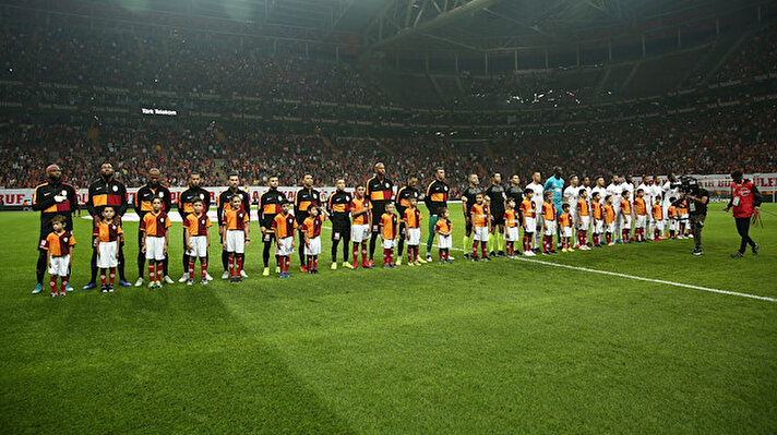 ​Galatasaray, Süper Lig'in 8. haftasında Sivasspor ile Türk Telekom'da karşı karşıya geliyor. Mücadeleye Falcao, Mariano, Lemina ve Feghouli'den yoksun çıkan sarı kırmızılılarda sürpriz bir isim sahneye çıktı.