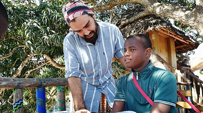 Afrika'nın önde gelen turizm bölgelerinden biri olan Tanzanya'nın Zanzibar adasında Türkiye'den giden eğitim gönüllüleri, bölge halkına eğitim desteği veriyor. 
