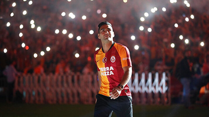 ​Galatasaray'ın Kolombiyalı golcüsü Radamel Falcao, sakatlığı sebebiyle sarı-kırmızılıların oynadığı Gençlerbirliği ve Sivasspor maçlarında forma giyememişti. Yıldız oyuncunun eşi Lorelei Taron, sosyal medya hesabı üzerinden Falcao ile ilgili mesaj verdi.