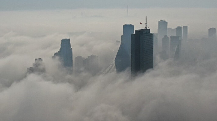 Dün İstanbul’u etkisi altına alan yoğun sis, vapur seferlerin iptal olmasına neden olurken ardından kartpostallık görüntüler bıraktı.