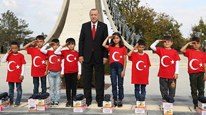 Cumhurbaşkanı Erdoğan, İstanbul dönüşünce Cumhurbaşkanlığı Külliyesi önünde bulunan 15 Temmuz Şehitler Anıtı’nı ziyaret eden öğrencileri görünce aracından inerek öğrencilerin yanına gitti. 