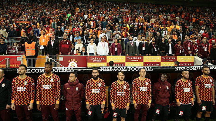 ​Galatasaray'ın Real Madrid ile oynayacağı kritik Şampiyonlar Ligi maçı öncesinde sarı kırmızılı taraftarlar dikkat çeken bir harekete imza attı. 