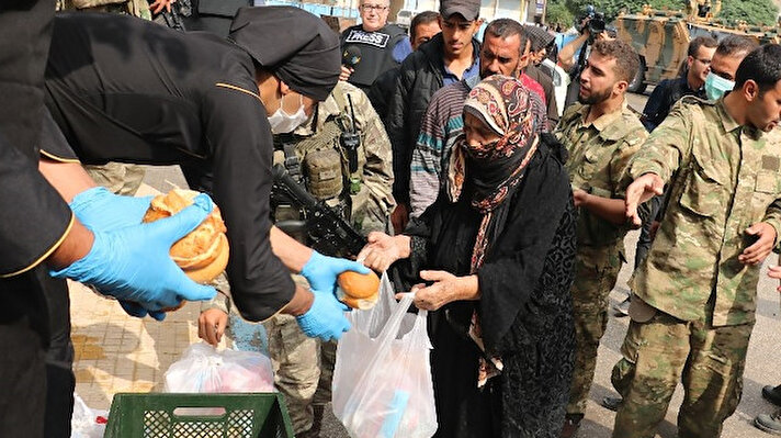 Türkiye tarafından Tel Abyad'da oluşturulan mobil fırında ekmek pişilerek, bölgedeki sivillere ekmek dağıtıldı. 