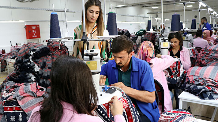 Merkezi İzmir'de bulunan Ege Örgü Triko Tekstil Firması, 1,5 yıl önce Van'ın Kurubaş mevkiindeki Tekstil Kent'te şube açtı. Firmanın Van Şubesi Müdürlüğü'nü ise Muşlu İşadamı Memduh Demirer'in 8 çocuğundan biri olan Girne Amerika Üniversitesi Pazarlama Bölümü mezunu Zozan Adıyan (31) yapıyor. 