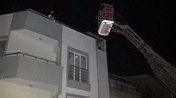 Bursa'nın Osmangazi ilçesinde bir kişinin ağabeyiyle tartıştıktan sonra bulunduğu daireyi ateşe vermesi sonucu çıkan yangında 5 katlı apartmanda büyük hasar oluştu.​​