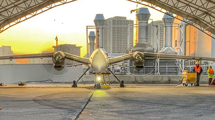 Baykar Makine Teknik Müdürü Selçuk Bayraktar, taktik insansız hava aracı Akıncı'nın taksi testlerini başarıyla tamamladığını duyurdu. 