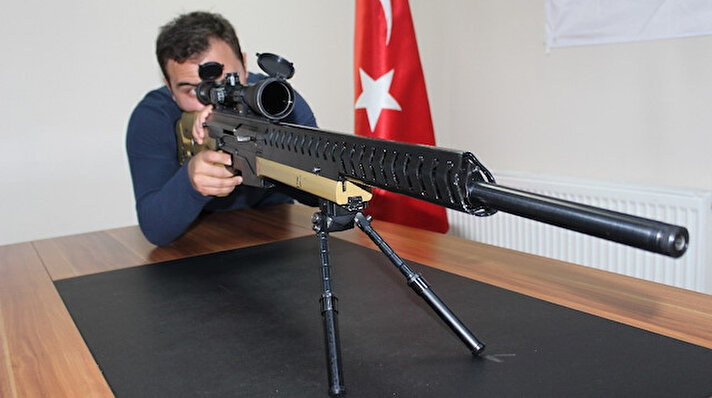 Cumhurbaşkanı Recep Tayyip Erdoğan’ın direktifleriyle ’sniper tüfeği’ üretiminin gerçekleştirildiğini kaydeden şirketin Genel Müdürü Emrah Hamzaoğlu, fabrikada ilk üretilen ’sniper tüfeği’ni Cumhurbaşkanı Erdoğan’a hediye edeceğini söyledi.