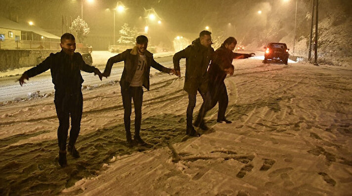 Bayburt ve Erzincan’da gece saatlerinde başlayan yağmur yerini kar yağışına bıraktı.