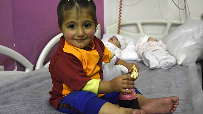 Merkez Meram ilçesinin, Suriyeli sığınmacıların yoğun olarak yaşadığı Şükran Mahallesi'nde bir apartmanın giriş katında, altlarına karton serilmiş halde ikiz bebekler ile bir kız çocuğu bulundu. 
