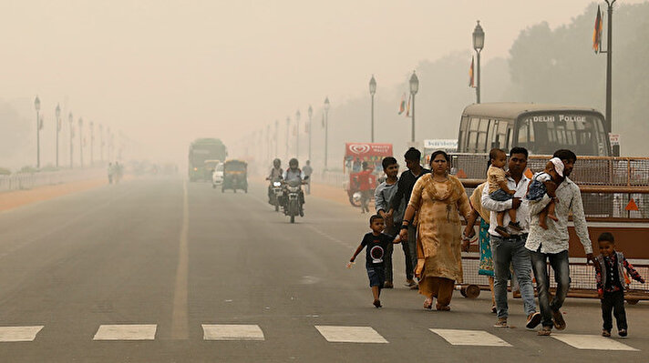 Hindistan Çevre Kirliliğini Önleme ve Kontrol Otoritesi'nin uyarıları sonrası, ülke genelinde Salı gününe kadar okulların kapanmasına ve dışarıdaki aktivitelerin yasaklanmasına karar verildi.