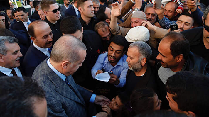 Türkiye Cumhurbaşkanı Recep Tayyip Erdoğan, Şanlıurfa Büyükşehir Belediye Başkanı Zeynel Abidin Beyazgül'ü (sağda) ziyaret etti. Erdoğan, özel defteri imzaladı.

